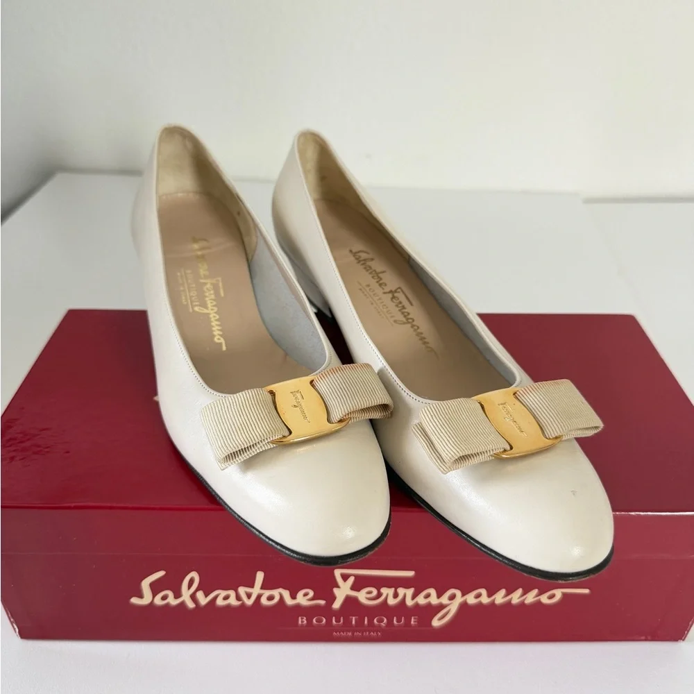 Salvatore Ferragamo Vara Bow Pumps Heel3’ Cream Gold Buckle Sz 7.5 Made In Italy - Picture 4 of 16